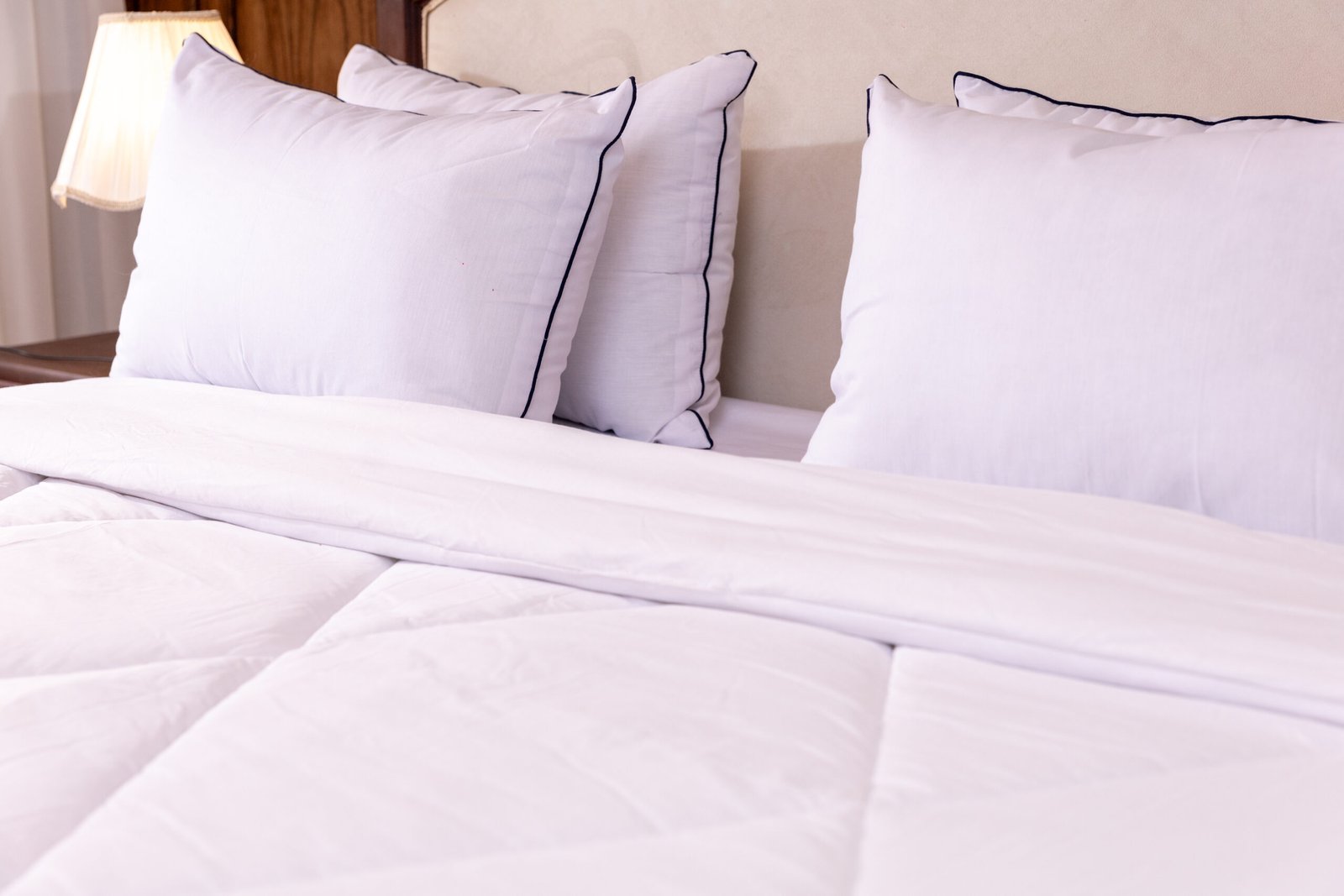 Arctic Cloud duvet set folded on bed – 3-piece winter bedding