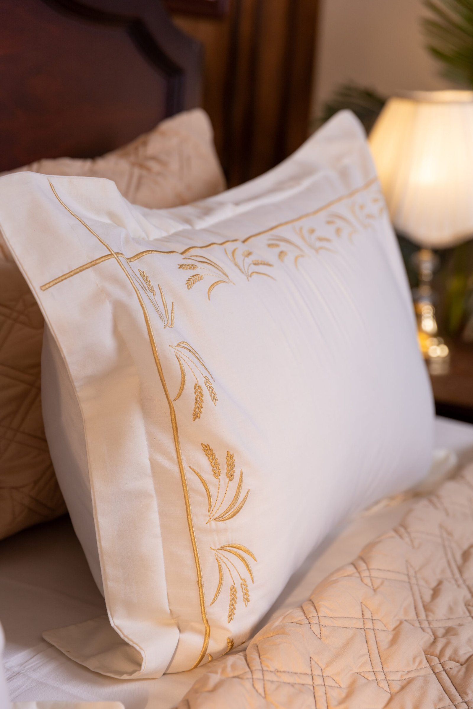 Radiant Stitch microfiber sheet set with fine embroidery – 5 pcs