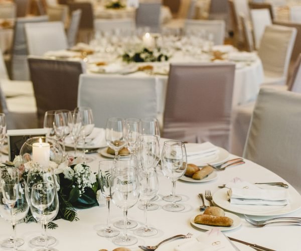 Beautiful centerpieces with vintage decoration for weddings.